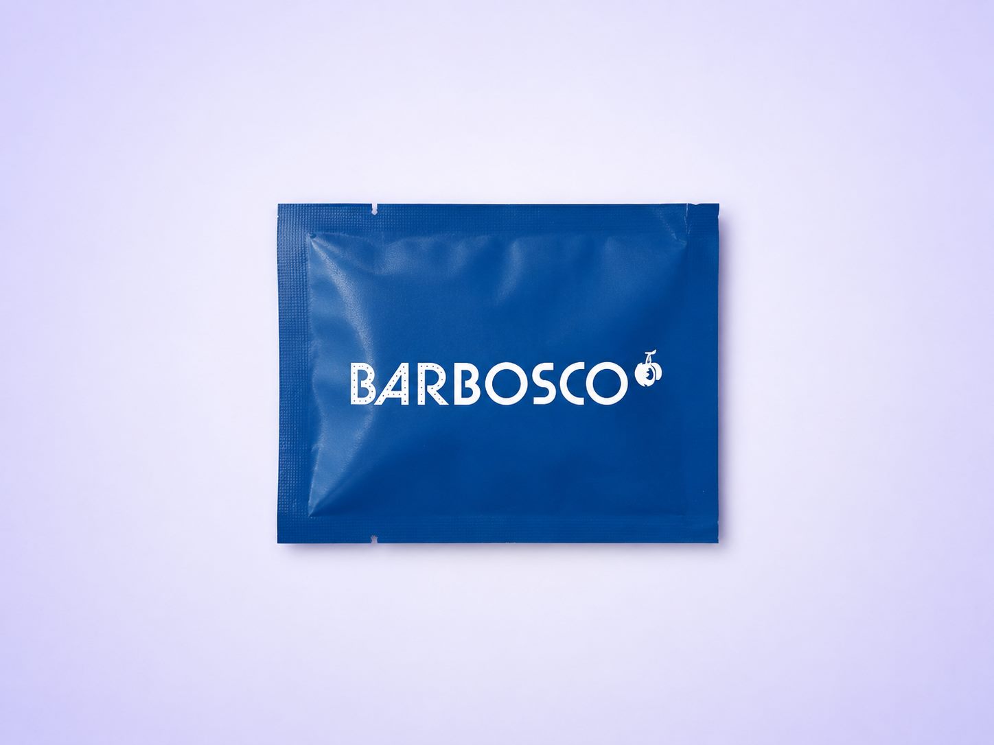Для ресторана BarBosco изготовлены влажные салфетки 60×80 мм в индивидуальной упаковке с покрытием soft-touch. Мягкая матовая поверхность подчёркивает элегантный стиль заведения и гармонично дополняет атмосферу ресторана, расположенного на первой линии ГУМа.