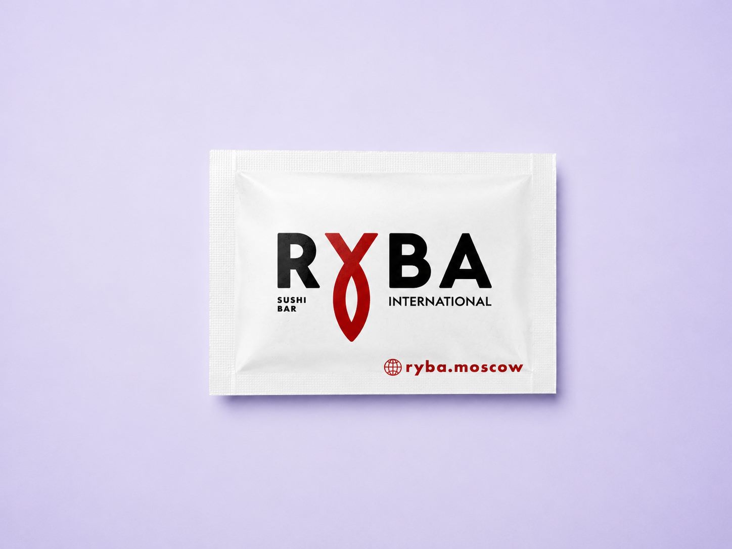 Для сети суши-баров и доставки Ryba Family изготовлены влажные салфетки 60×80 мм в индивидуальной упаковке. Компактный формат удобен для доставки и обслуживания гостей, а фирменный дизайн помогает поддерживать узнаваемость бренда на каждом заказе.